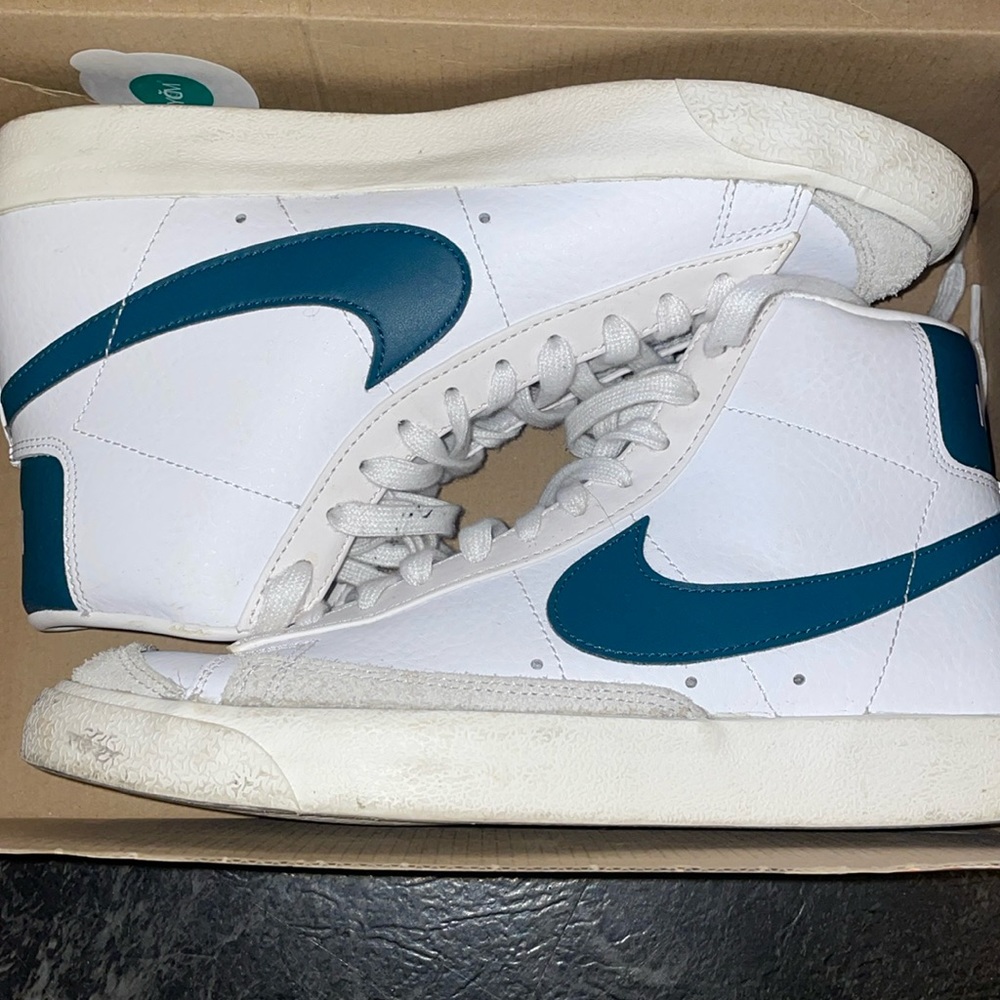 GREEN WHITE NIKE BLAZERS MID 77 VNTG MENS 8.5 WOMENS 10. BARELY WORN